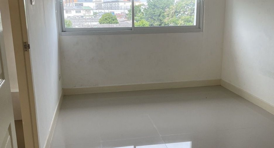 Casa adosada en alquiler de 3 habitaciones en Bang Kapi, Bangkok