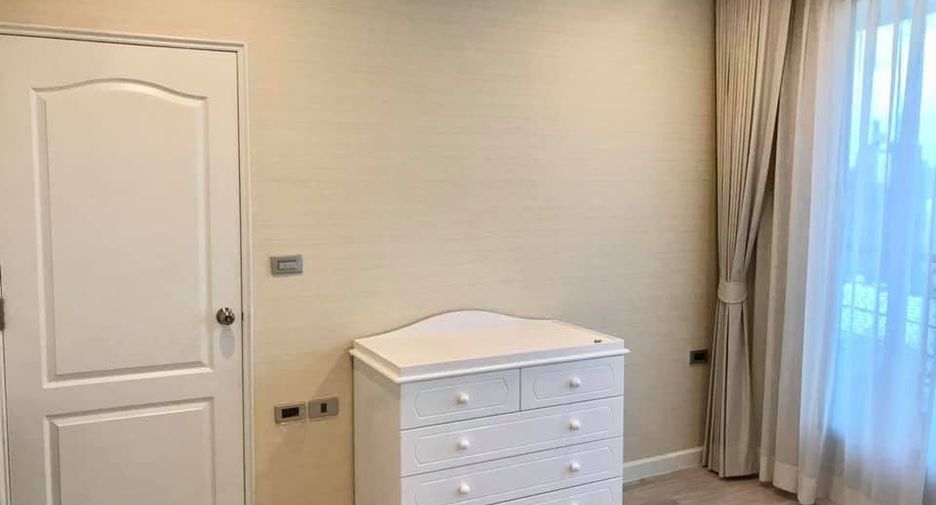 For rent 2 bedrooms condo in Sathon, Bangkok