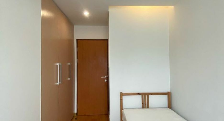 For rent 3 bedrooms condo in Phra Khanong, Bangkok