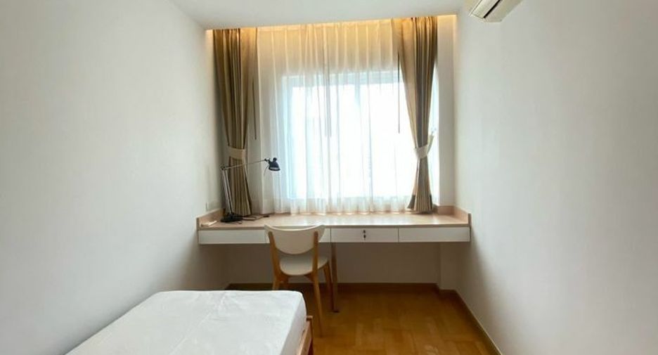 For rent 3 bedrooms condo in Phra Khanong, Bangkok
