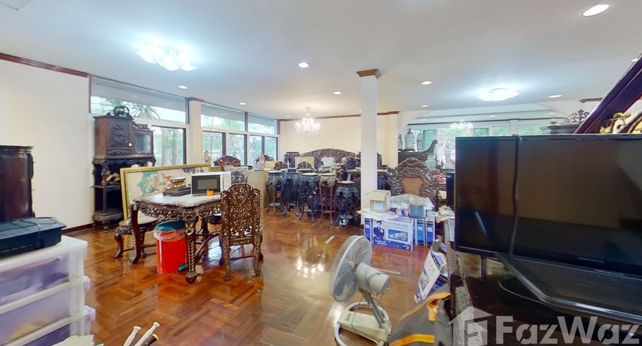 For rent 4 bedrooms house in Phra Khanong, Bangkok