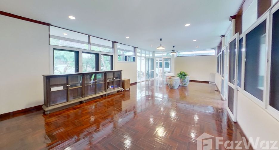 Haus zur Miete mit 4 Zimmer in Phra Khanong, Bangkok