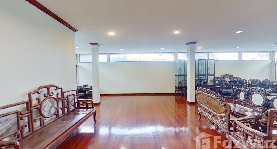 For rent 4 bedrooms house in Phra Khanong, Bangkok