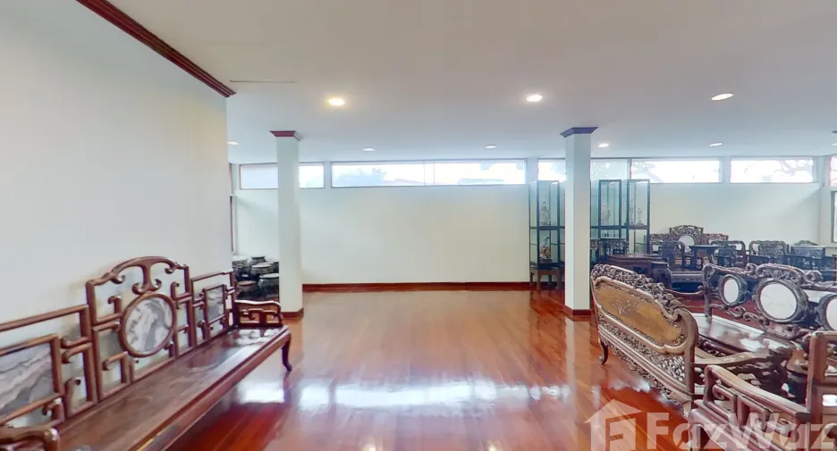 Haus zur Miete mit 4 Zimmer in Phra Khanong, Bangkok