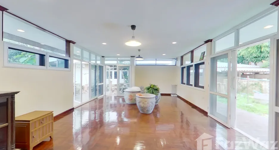 Haus zur Miete mit 4 Zimmer in Phra Khanong, Bangkok