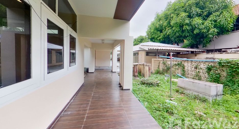Haus zur Miete mit 4 Zimmer in Phra Khanong, Bangkok