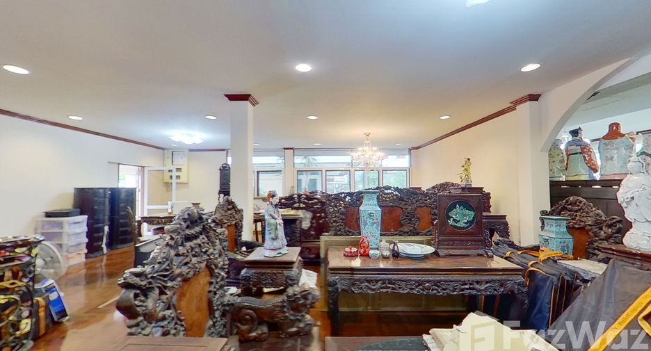 Haus zur Miete mit 4 Zimmer in Phra Khanong, Bangkok