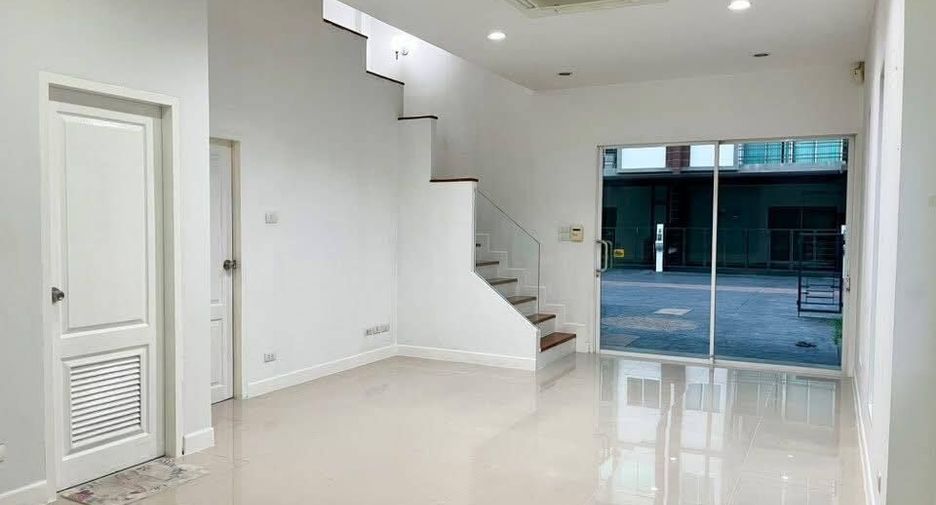 For rent 4 bedrooms townhouse in Bueng Kum, Bangkok