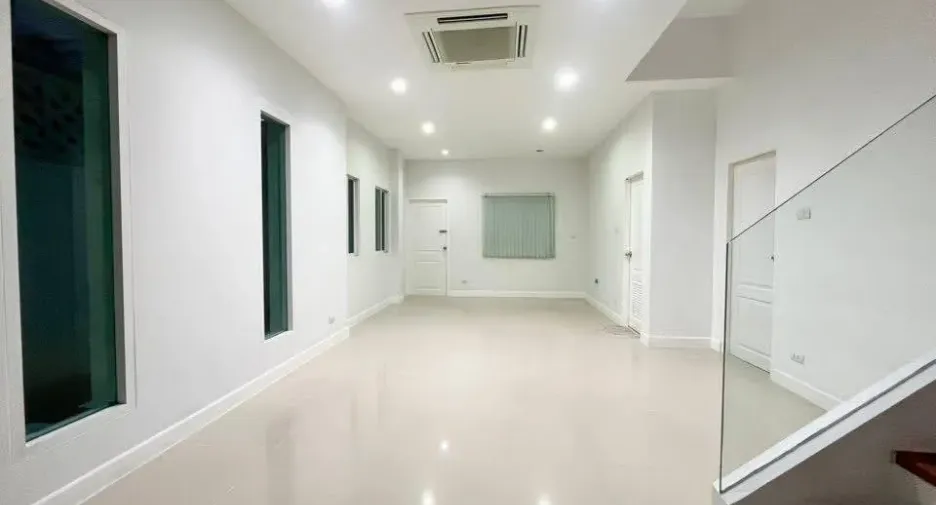 For rent 4 bedrooms townhouse in Bueng Kum, Bangkok