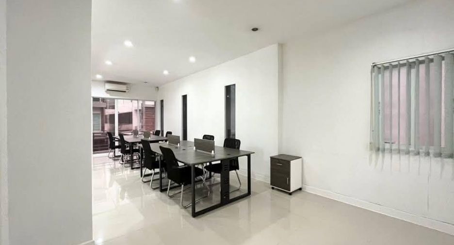 For rent 4 bedrooms townhouse in Bueng Kum, Bangkok