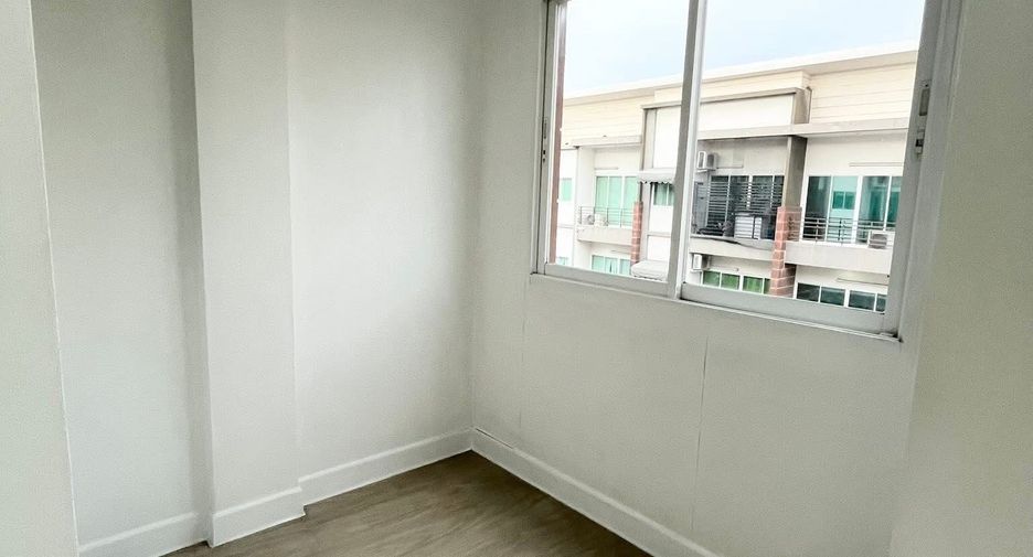 For rent 4 bedrooms townhouse in Bueng Kum, Bangkok