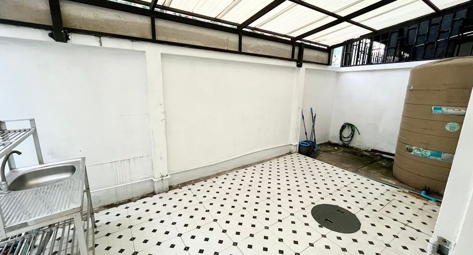 For rent 4 bedrooms townhouse in Bueng Kum, Bangkok