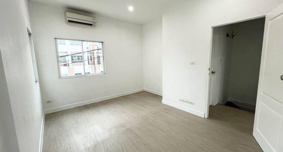 For rent 4 bedrooms townhouse in Bueng Kum, Bangkok
