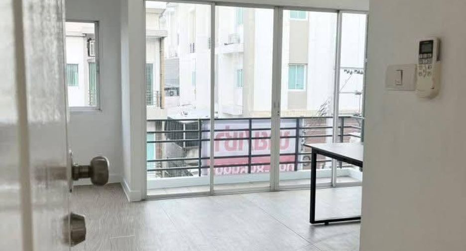 For rent 4 bedrooms townhouse in Bueng Kum, Bangkok