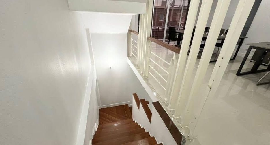 For rent 4 bedrooms townhouse in Bueng Kum, Bangkok