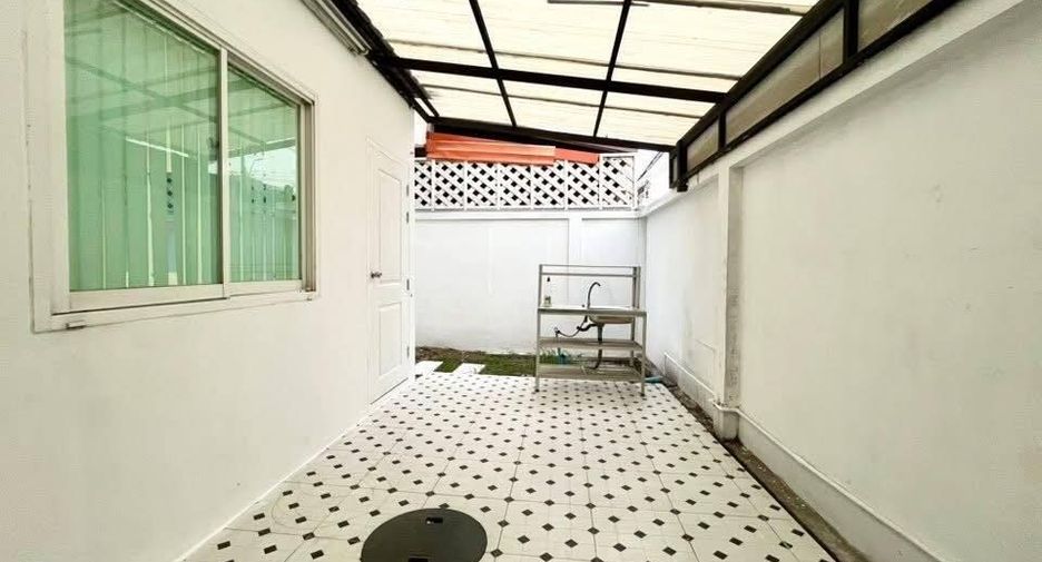 For rent 4 bedrooms townhouse in Bueng Kum, Bangkok