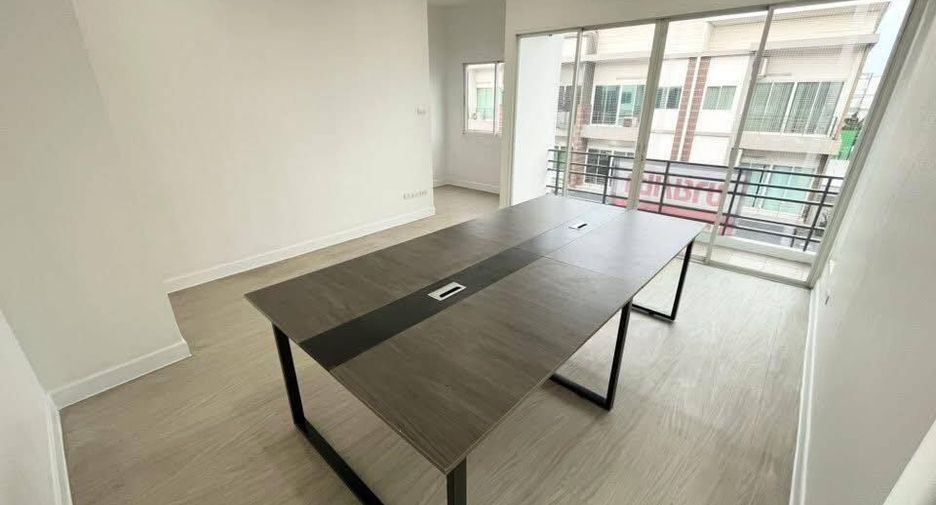 For rent 4 bedrooms townhouse in Bueng Kum, Bangkok