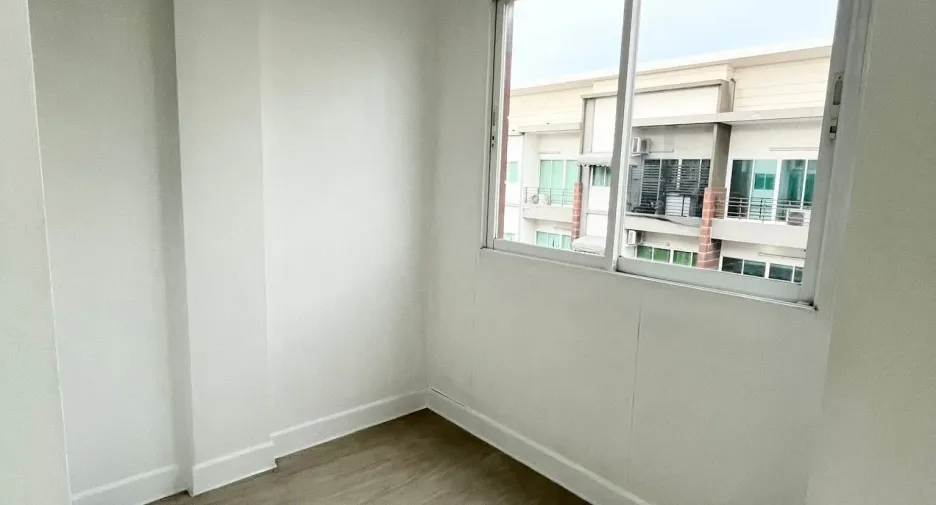 For rent 4 bedrooms townhouse in Bueng Kum, Bangkok