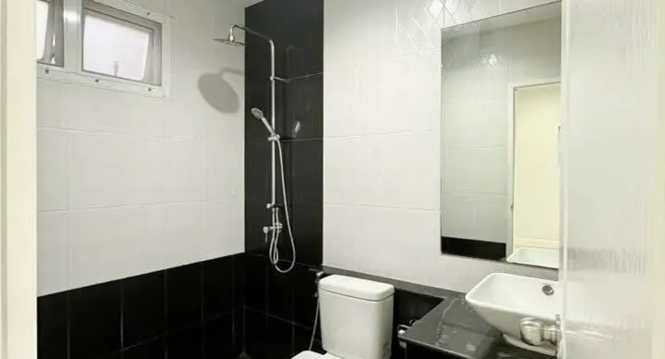 For rent 4 bedrooms townhouse in Bueng Kum, Bangkok