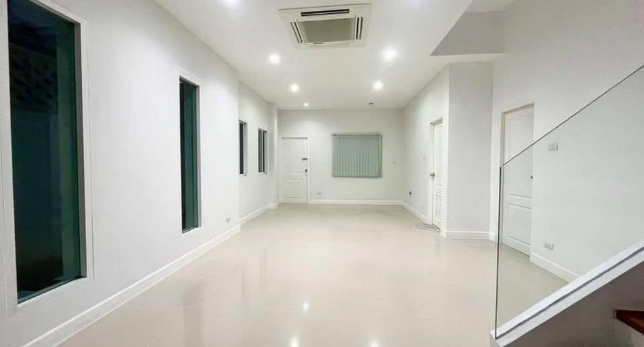 For rent 4 bedrooms townhouse in Bueng Kum, Bangkok