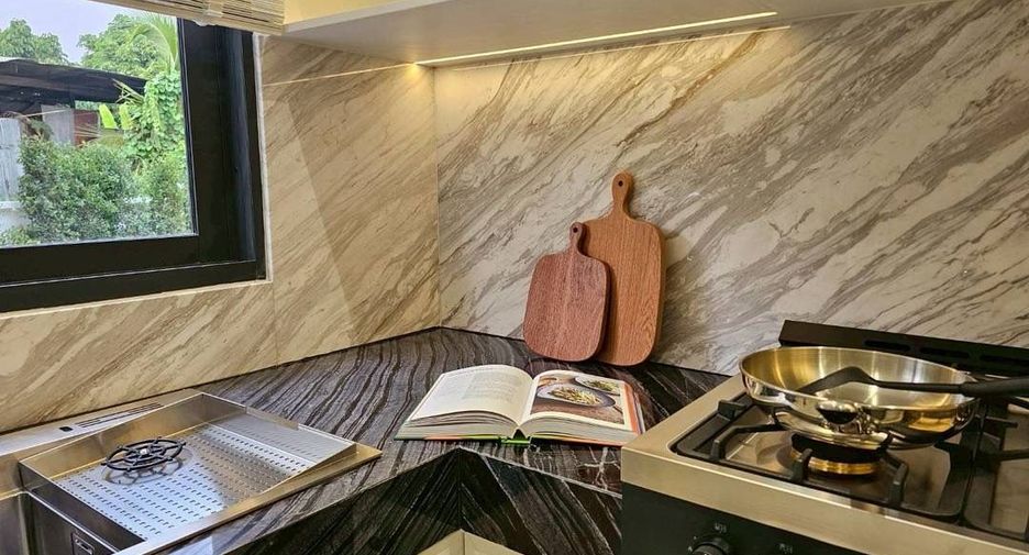 For sale 5 bedrooms villa in Saraphi, Chiang Mai