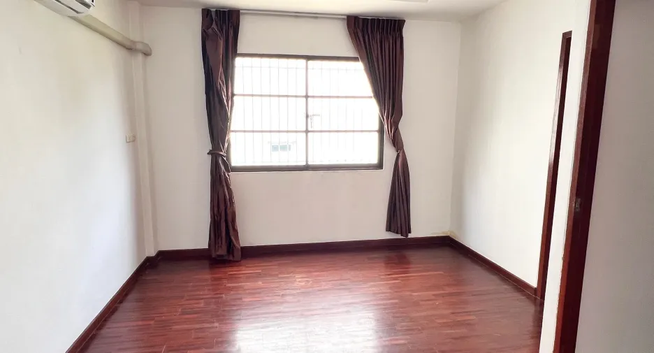 Casa en alquiler de 3 habitaciones en Phra Khanong, Bangkok