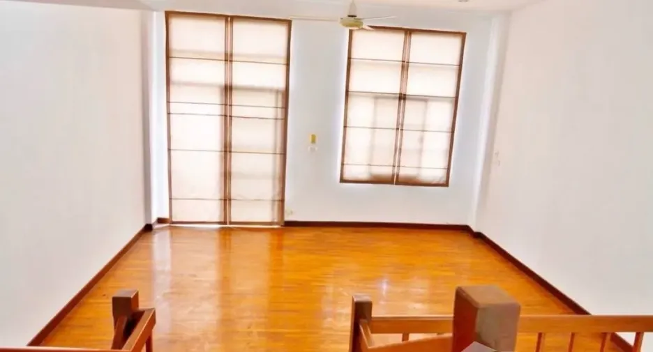 Casa en alquiler de 3 habitaciones en Phra Khanong, Bangkok