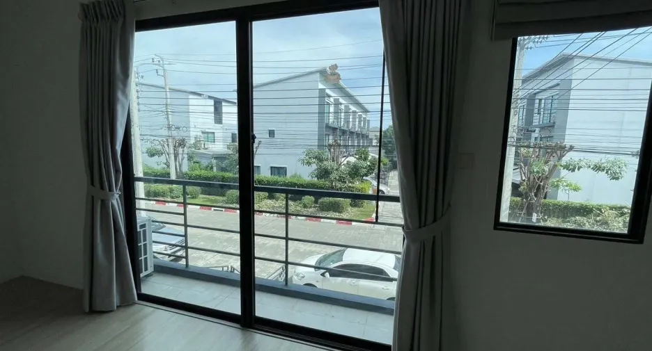 For rent 3 bedrooms townhouse in Prawet, Bangkok