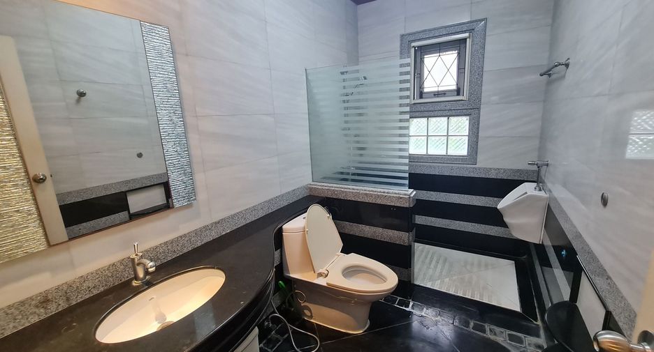 For rent 5 bedrooms townhouse in Lat Phrao, Bangkok