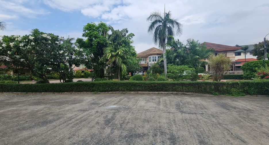 For rent 5 bedrooms townhouse in Lat Phrao, Bangkok