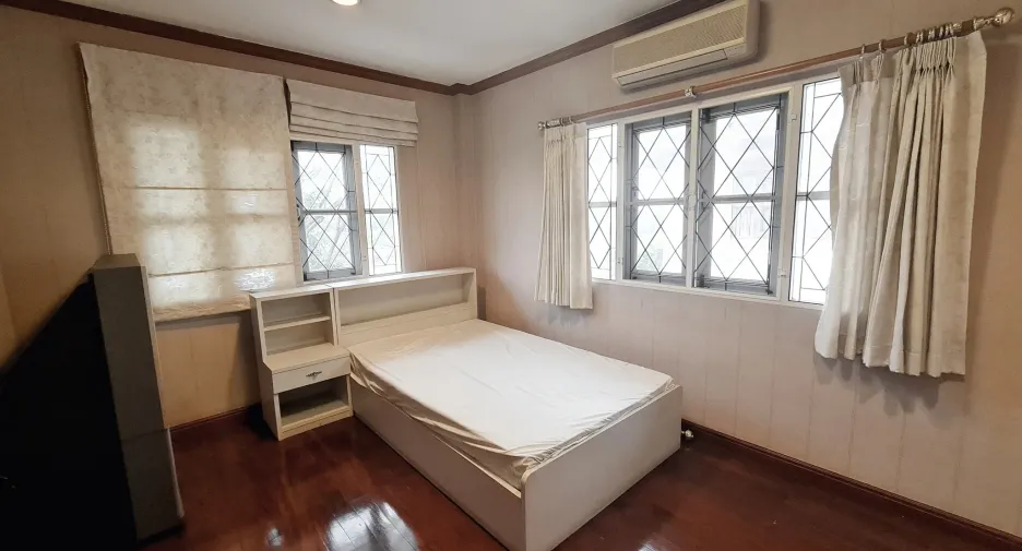 For rent 5 bedrooms townhouse in Lat Phrao, Bangkok