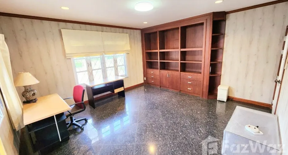 For rent 5 bedrooms townhouse in Lat Phrao, Bangkok