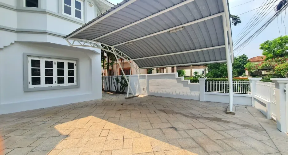 For rent 5 bedrooms townhouse in Lat Phrao, Bangkok
