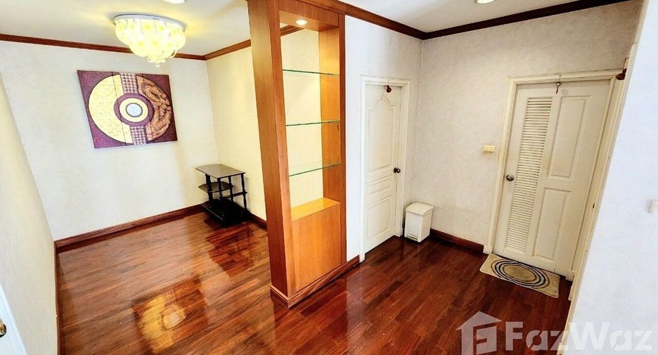 For rent 5 bedrooms townhouse in Lat Phrao, Bangkok