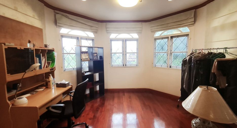 For rent 5 bedrooms townhouse in Lat Phrao, Bangkok