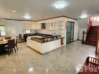 Casa adosada en alquiler de 5 habitaciones en Lat Phrao, Bangkok