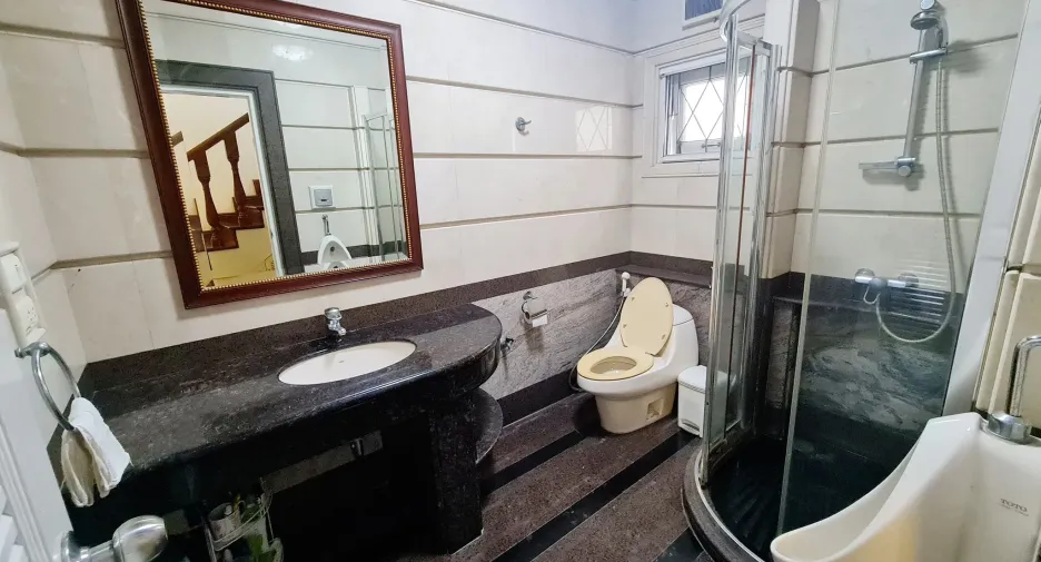 For rent 5 bedrooms townhouse in Lat Phrao, Bangkok