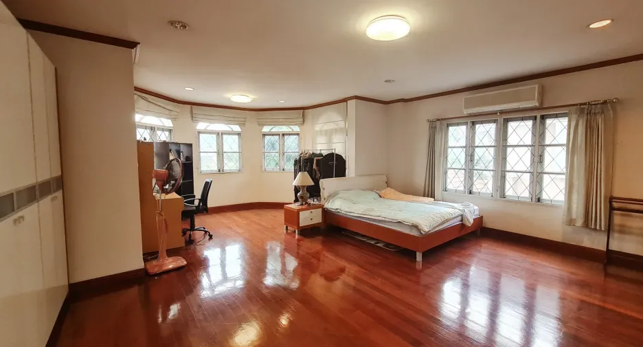For rent 5 bedrooms townhouse in Lat Phrao, Bangkok