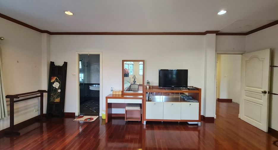 For rent 5 bedrooms townhouse in Lat Phrao, Bangkok