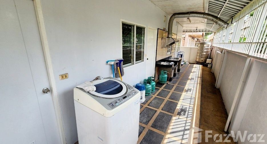 For rent 5 bedrooms townhouse in Lat Phrao, Bangkok