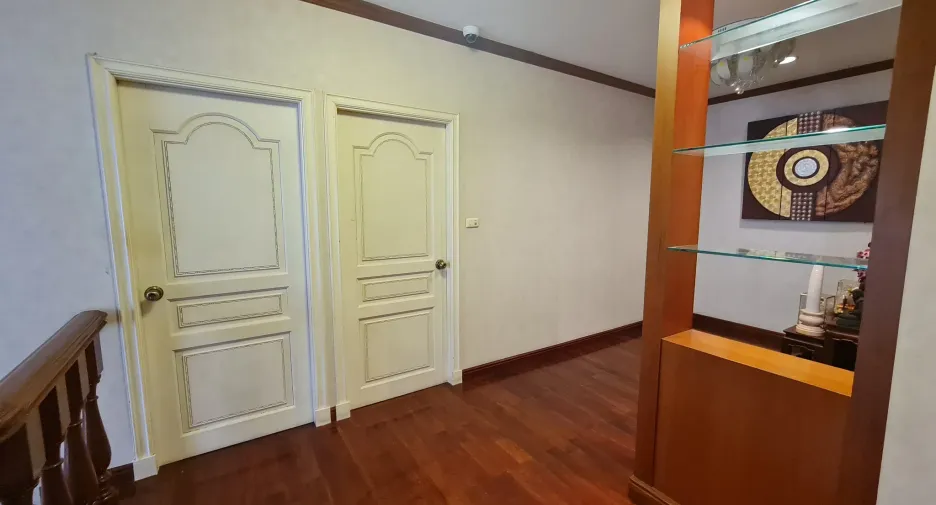 For rent 5 bedrooms townhouse in Lat Phrao, Bangkok