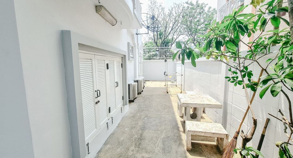 For rent 5 bedrooms townhouse in Lat Phrao, Bangkok