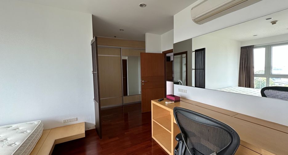 For rent 2 bedrooms condo in Yan Nawa, Bangkok