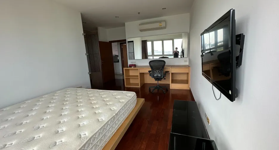 For rent 2 bedrooms condo in Yan Nawa, Bangkok