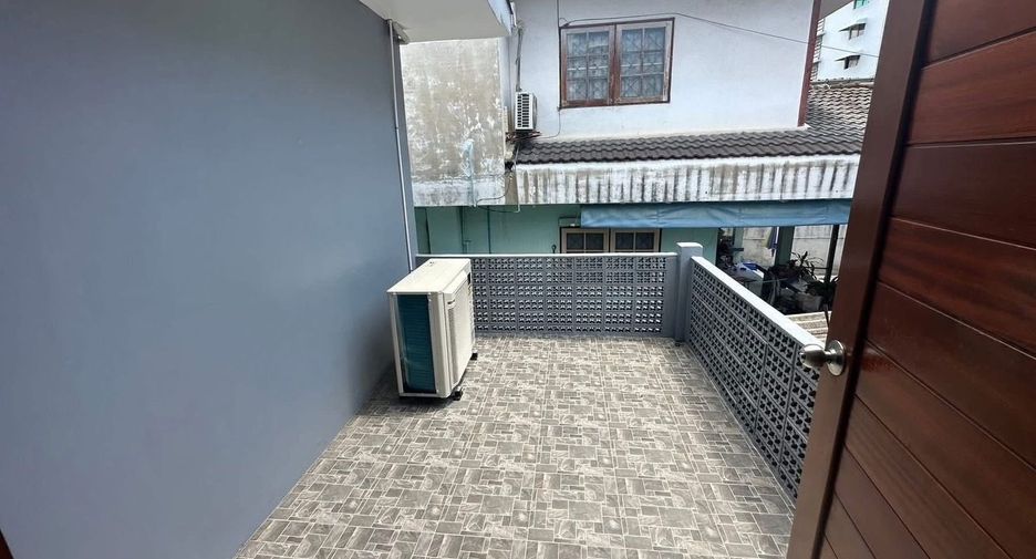 For rent 3 bedrooms house in Din Daeng, Bangkok