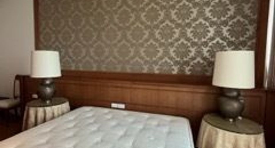 For rent 3 bedrooms condo in Pathum Wan, Bangkok