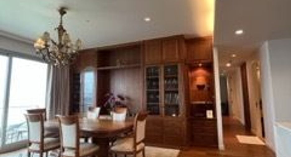 For rent 3 bedrooms condo in Pathum Wan, Bangkok