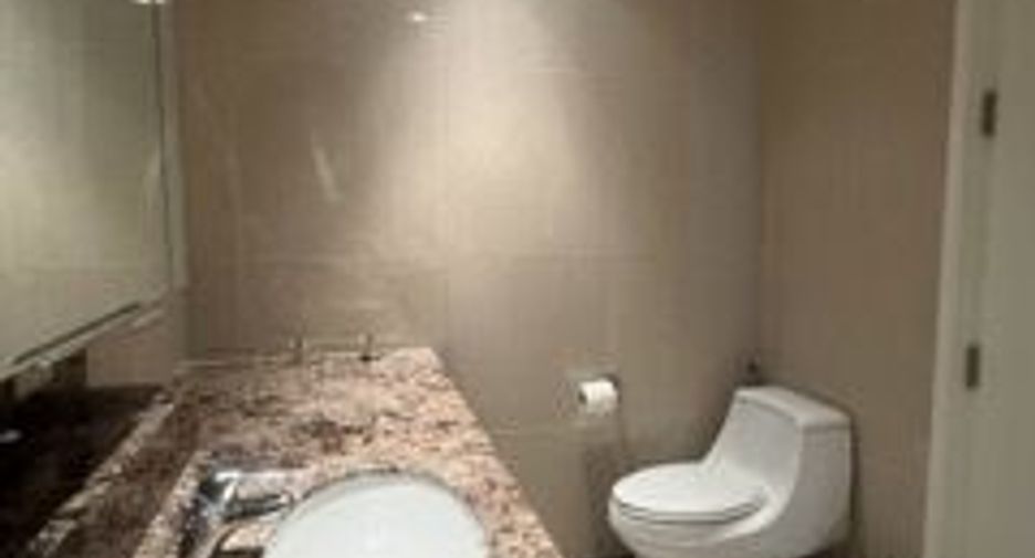 For rent 3 bedrooms condo in Pathum Wan, Bangkok