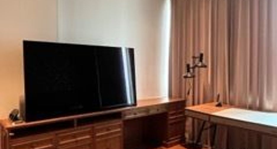 For rent 3 bedrooms condo in Pathum Wan, Bangkok