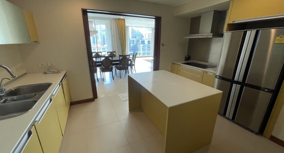 For rent 3 bedrooms condo in Pathum Wan, Bangkok